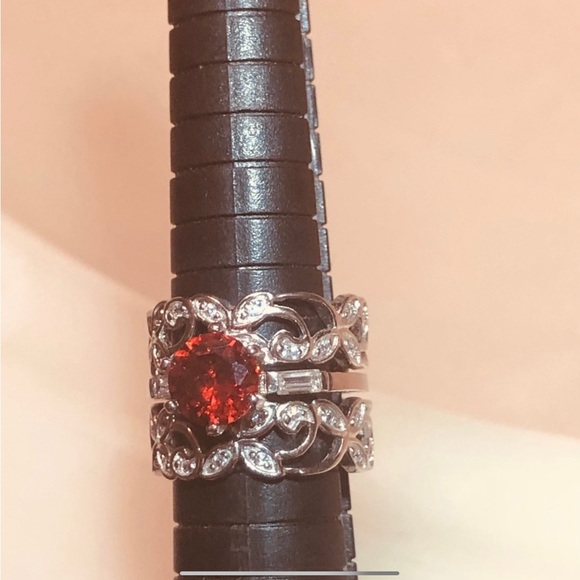 🌹Beautiful 3-Ring Garnet Solitaire and Double Filigree Bands - Picture 4 of 10